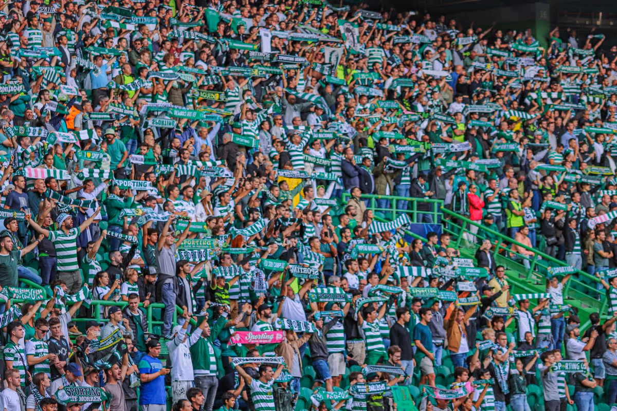 แฟนบอลในอัฒจันทร์โบกผ้าพันคอเชียร์ทีมอย่างคึกคักในสนาม