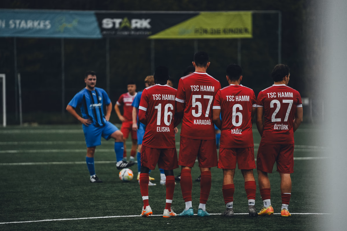 แนวผู้เล่นตั้งกำแพงมนุษย์ยืนเรียงหน้าลูกฟรีคิกในเกมฟุตบอล